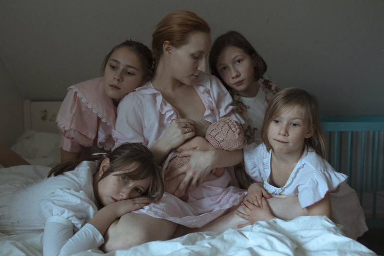 Paulina Chmielewska ma szóstkę dzieci i projektuje sukienki dla mam i córek.