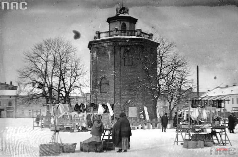 Wieża ciśnień na Rynku w Olkuszu - marzec 1931