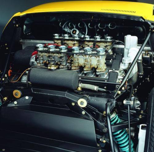 Fot. Lamborghini: Dwanaście cylindrów o pojemności 3,9 l dających moc 350 KM przy 7000 obr/min nie tylko rozpędzało wóz do 275 km/h i 6,7 s do setki,