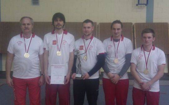 Stoją od lewej:  trener Zbigniew Kowalczyk, Konrad Cinkusz, Michał Dobroszek, Jan Mikinka, Jacek Skibiński.