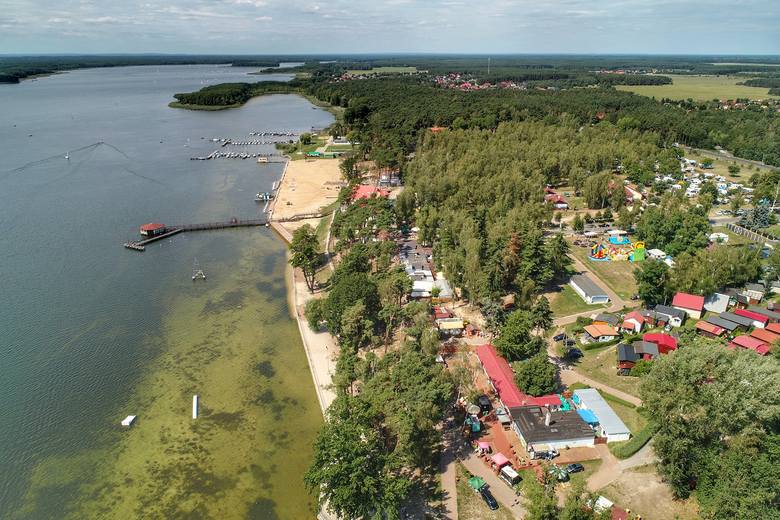 <strong>Tak, zdjęcia z drona Grzegorza Walkowskiego są naprawdę niesamowite. Oto Jezioro Sławskie, czyli śląskie morze. </strong><br /> <br /> Krótka prezentacja. Powierzchnia 8,17 kmkw. Maksymalna długość – 9,22 km, maksymalna szerokość 1,65 km. Średnia głębokość 5,2 m, maksymalna 12,3 m. Długość linii...