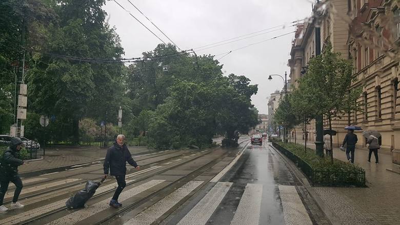 Kraków. Przez cały czwartek drogi w mieście były sparaliżowane. Kierowcy i pasażerowie utknęli w gigantycznych korkach