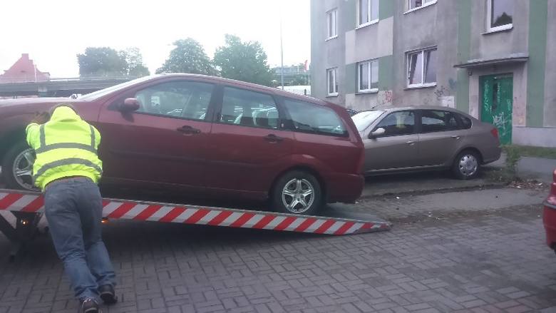 Kolejne auto tym razem ford focus z parkingu przy ul. Sulechowskiej zostało wywiezione tam, gdzie jego miejsce.