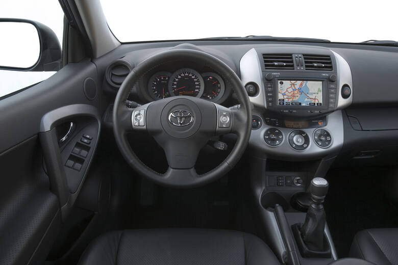 Toyota RAV-4 III (2006-2009) Fot. ToyotaUżywaną Toyotę RAV-4 (2006-2012) można polecić osobom, które od samochodu oczekują niezłych własności terenowych.