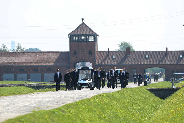 Papież Franciszek w Auschwitz: Panie, przebacz tyle okrucieństwa [ZDJĘCIA, WIDEO]