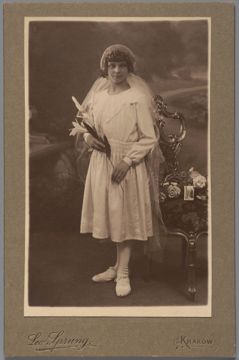 Portret dziewczynki w stroju komunijnym; atelier Leona Sprunga przy ul. św. Gertrudy 9, ok. 1914. 