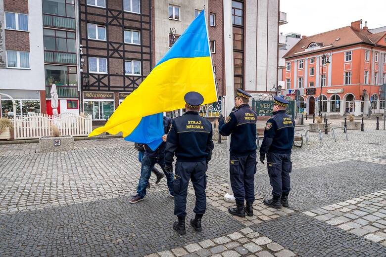 W Gorzowie na Starym Rynku w geście solidarności zawieszono niebiesko-żółtą flagę Ukrainy.