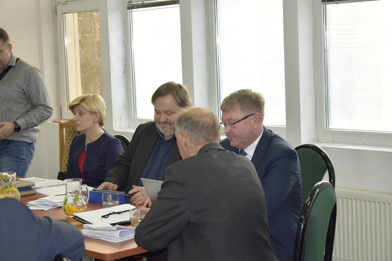 W czwartek, ostatniego dnia lutego rozpoczęła się V sesja Rady Miasta Skierniewice. W porządku obrad znalazła się między innymi uchwała ustalająca zasady wnoszenia przez mieszkańców miasta projektów uchwał, a także radni pochylą się nad określeniem wymagań, jakie powinien spełniać projekt budżetu...
