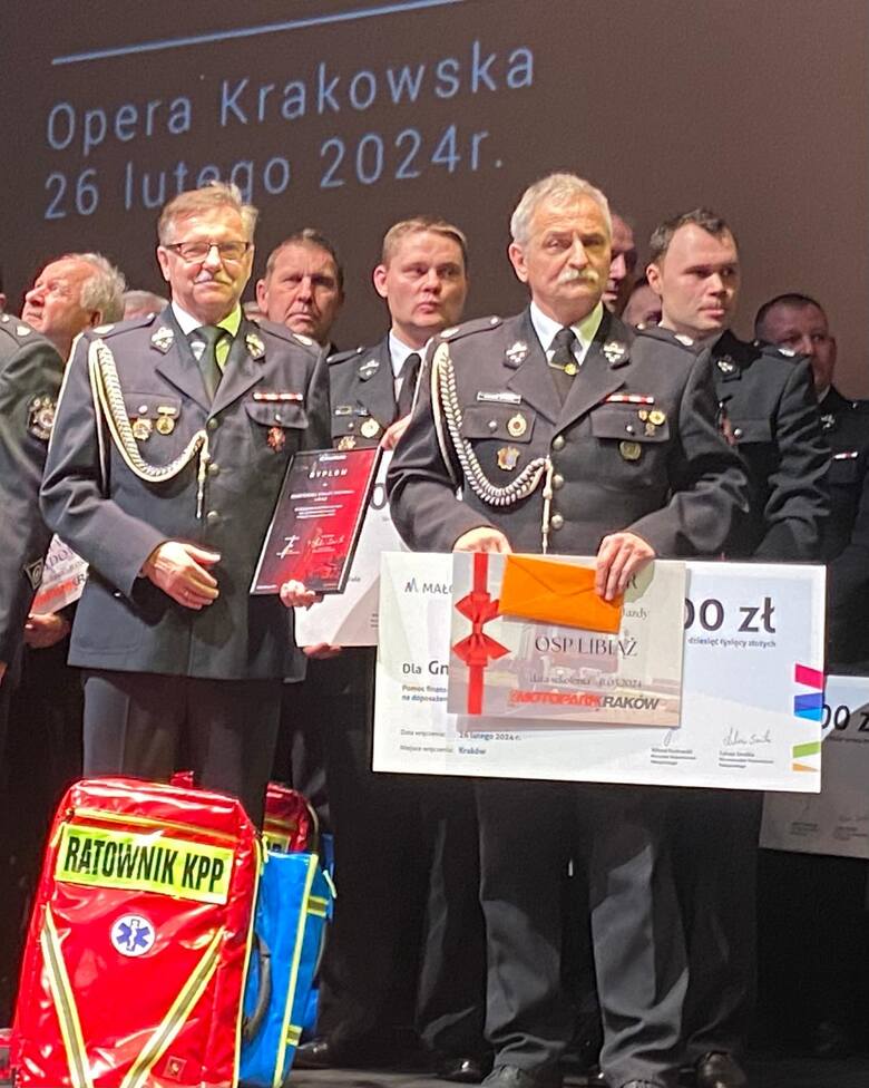 Prezes OSP Libiąż Marek Cygan i burmistrz Jacek Latko odebrali nagrodę finansową w stolicy Małopolski