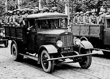 Ciężarowe Fiaty 621 o ładowności 2,5 t w służbie Wojska Polskiego. Na Westerplatte był Fiat 621 lub mniejszy, 1,2-tonowy Fiat 618 Fot: Archiwum