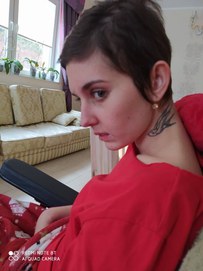 Beata Kuczewska od dwóch lat zbiera pieniądze na rehabilitację swojej córki. Wierzy, że Ewa w końcu stanie na nogi. Dotychczasowe życie dziewczyny zmienił tragiczny wypadek 