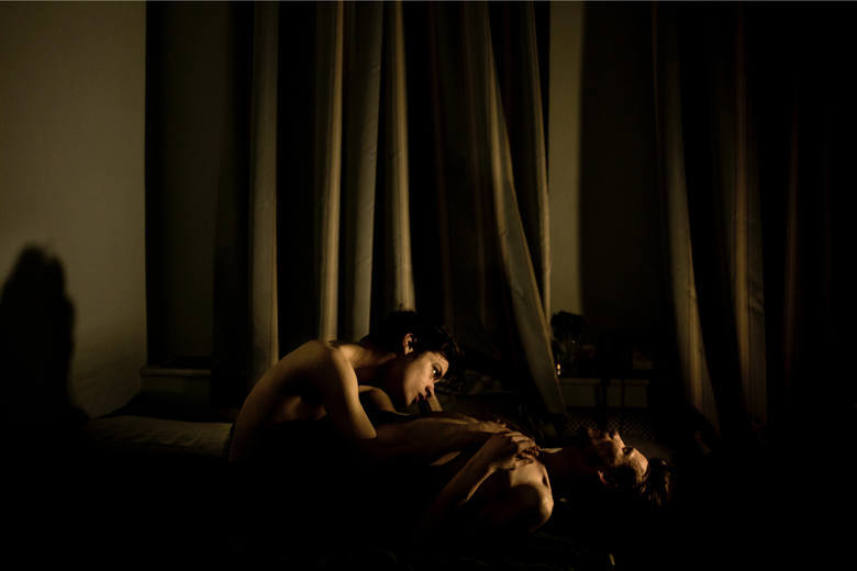 WORLD PRESS PHOTO 2015. Oto zdjęcie roku World Press Photo 2014 - najważniejszego konkursu fotografii prasowej na świecie. Jego autorem jest Duńczyk Mads Nissen. Zwycięskie zdjęcie przedstawia 21-letniego Jona i 25-letniego Alexa, parę rosyjskich homoseksualistów.