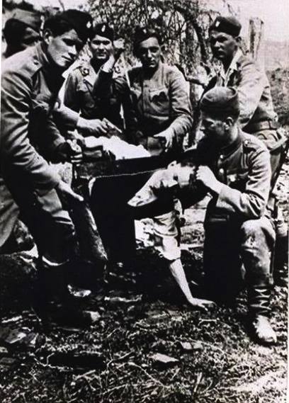 Ustasze podczas mordowania Serba Branko Jungicia w Jasenovacu. Chcieli go zmusić do przejścia na katolicyzm