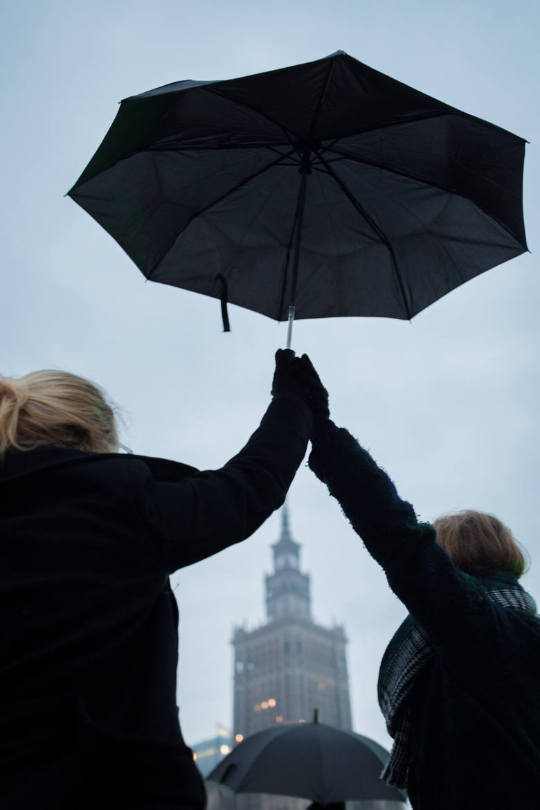 Czarny Protest: Rok temu protestowały kobiety w całej Polsce 