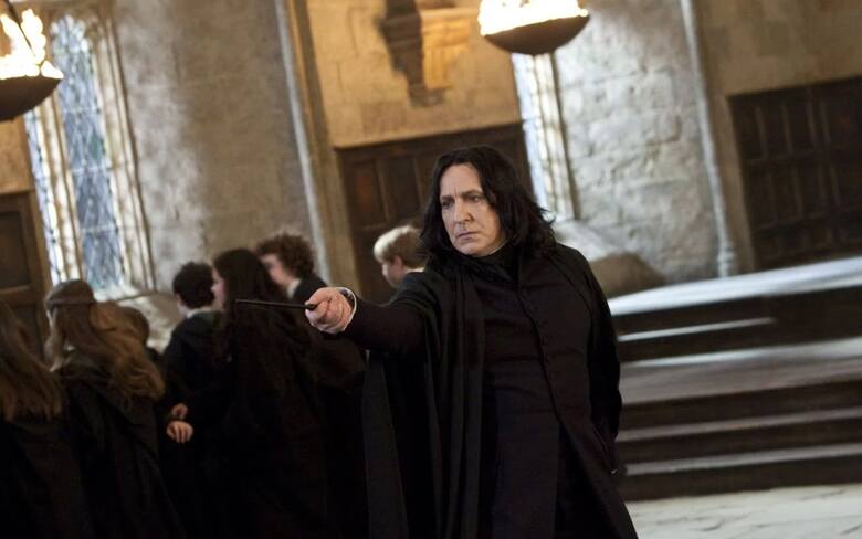 Alan Rickman zmarł w 2016 roku. Grał Severusa Snape'a.