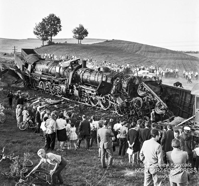 Katastrofa kolejowa w Kościerzynie Tragiczne zdarzenie na linii kolejowej z Gdyni do Kościerzyny w czerwcu 1969 roku. Czołowo zderzyły się pociągi osobowe.