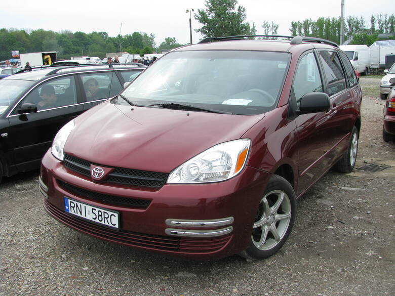 Toyota SiennaProdukowany w latach 2003-2010 odpowiednik Hondy Odyssey. Auta są bardzo podobne i oferują niemal identyczny komfort jazdy. Sienna może