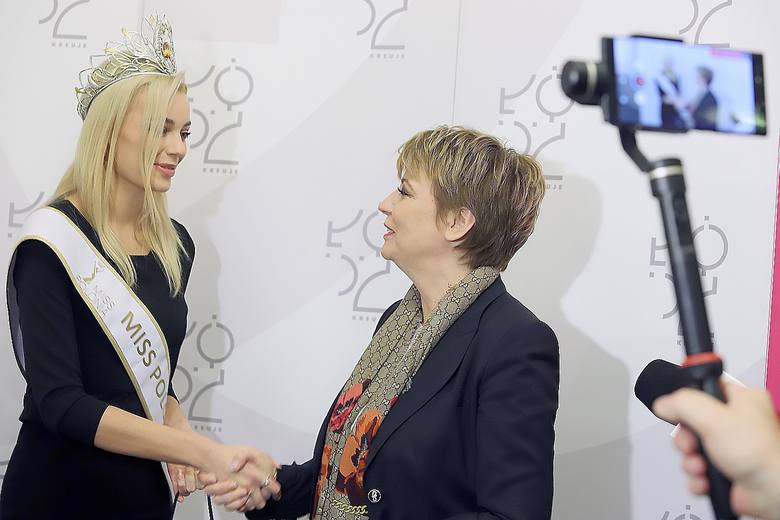 Prezydent Łodzi Hanna Zdanowska pogratulowała łodziance Karolinie Bielawskiej zdobycia korony w konkursie Miss Polonia 2019.