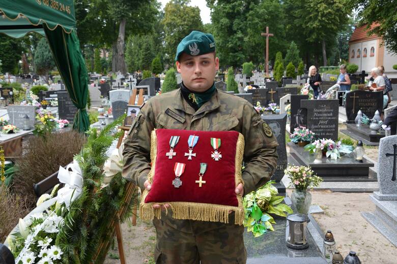 Ostatnie pożegnanie majora Józefa Kasperowicza na cmentarzu w Sulechowie