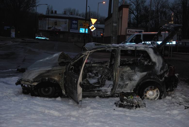 Volkswagen ukradziony przez 19-latka, spłonął po uderzeniu w słup