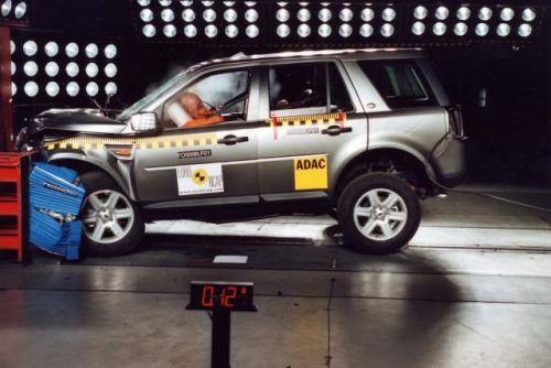 Fot. Euro NCAP: Test zderzenia czołowego Land Rovera Freelandera 2
