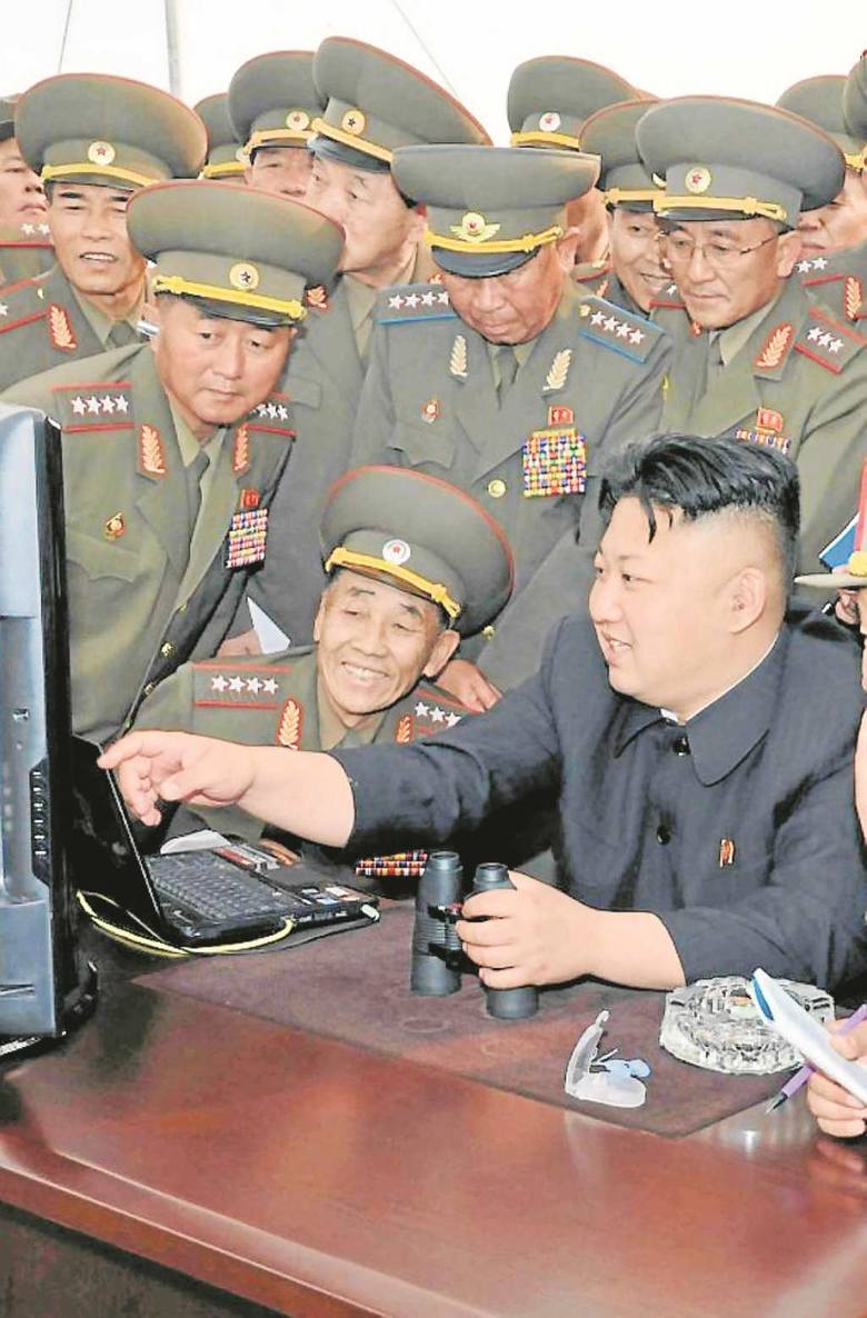 Kim Dzong Un wraz z generałami sprawia wrażenie nieobliczalnego
