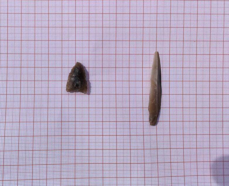 Grot z lewej strony jest młodszy i ma niecałe 4 tys. lat. Grotem po prawej stronie polowano na renifery 11 tys. lat temu.