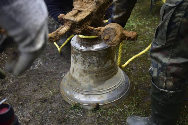 Niezwykła historia dzwonu z Pustelni św. Jana z Dukli w Trzcianie. Milczał 80 lat ukryty w ziemi. Czy wróci na dzwonnicę na Puszczy?