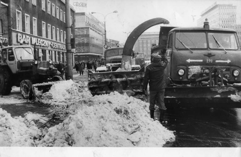 Rynek w Katowicach, 14.02.1983. Rynek jest odśnieżany, ale chodniki w całym mieście - nie. 
