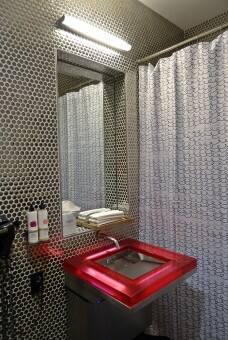 Umywalka, mydelniczka, czy nawet haczyk w łazience może być dekoracją i ozdobą wnętrza.