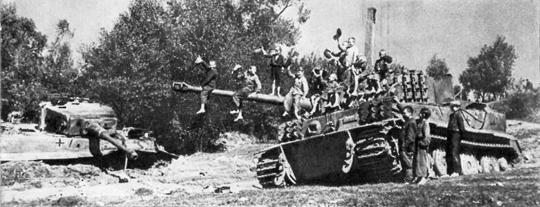 Zdjęcie wykonane przez propagandę radziecką pod Zambrowem. Na zdjęciu Tygrysy, które zostały zniszczone pod Zambrowem. 