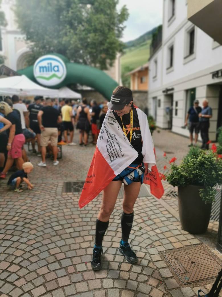 Beata Kopaczyńska ukończyła m.in. jeden z najcięższych ultramaratonów górskich - Alpen SudTirol Ultra Skyrace, na dystansie 42 km. Na mecie zameldowała się z parą Polaków i polską flagą. - To było niesamowite uczucie, które zapamiętam chyba do końca życia – wspomina zielonogórzanka. 