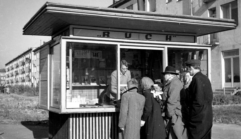 Kioski Ruchu stały się nieodłącznym elementem naszego krajobrazu. Na zdjęciu - rok 1956 - kiosk przy ul. Wołoskiej w Warszawie