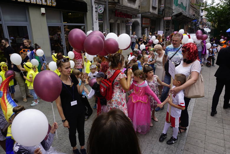 Parada Bajek w ramach I Festiwalu Bajek w Poznaniu maszerowała ulicą Półwiejską