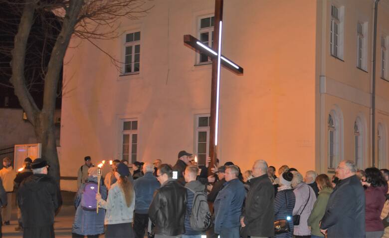 Oświęcimska Droga Krzyżowa przeszła ulicami miasta z parafii św. Maksymiliana Męczennika do parafii św. Józefa na os. Zasole
