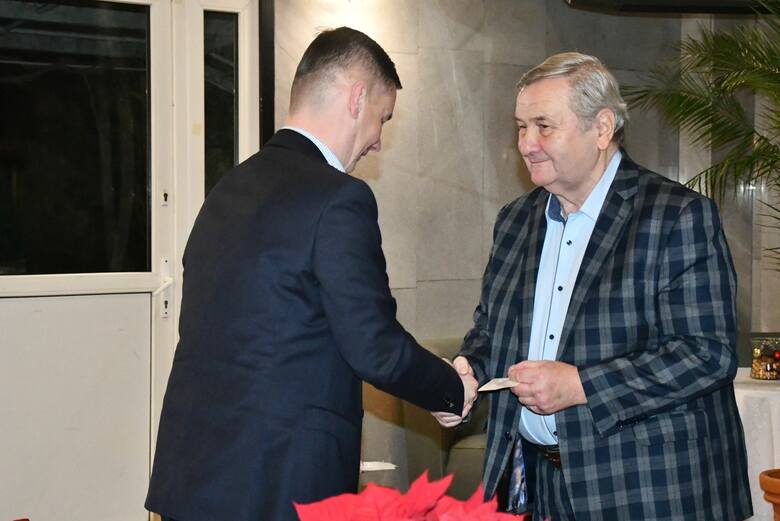 Prezes Korony Łukasz Jabłoński podzielił się opłatkiem i złożył świąteczne życzenia Andrzejowi Jungowi, byłemu piłkarzowi, jednej z legend Korony.