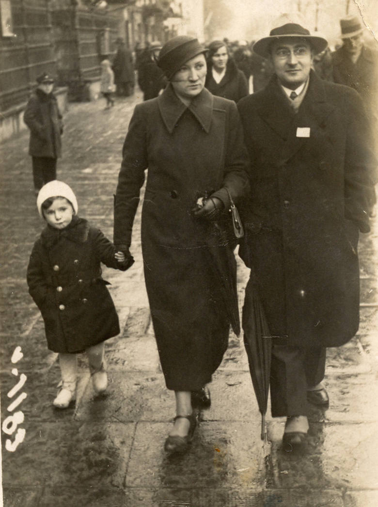 Ida Gliksztejn z mężem Mojżeszem Boruchem i synkiem Aleksandrem Jehudą. Zdjęcie zostało wykonane na przedwojennej ulicy Lublina. Obaj zginęli w Holo