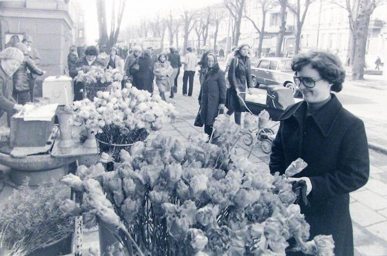 Kwiecień 1980 r. - przy narożniku kwiaciarek na al. Wojska Polskiego