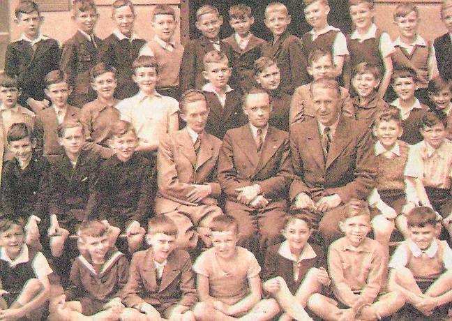 Edward Hoppe (siedzi po prawej) z uczniami klasy IV Szkoły Podstawowej przy Gimnazjum Matematyczno-Przyrodniczym.
