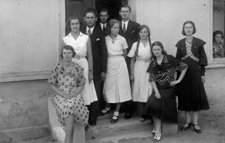 Pierwsza połowa lat 30. Florian Nowicki (z tyłu, po prawej) na ganku rodzinnego domu. W oknie mama Wiktoria, po prawej dwie siostry Józefa i Bronisława, w głębi brat Julian.