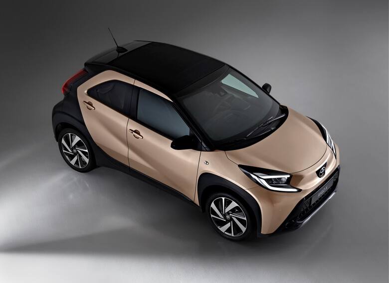 Toyota Aygo X Auto zadebiutuje w salonach Toyoty w 2022 roku. Dwukolorowe kompozycje oparte na nowych lakierach w pikantnych odcieniach to tylko jedna
