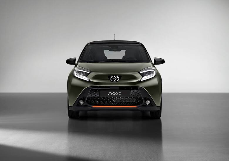 Toyota Aygo X Auto zadebiutuje w salonach Toyoty w 2022 roku. Dwukolorowe kompozycje oparte na nowych lakierach w pikantnych odcieniach to tylko jedna