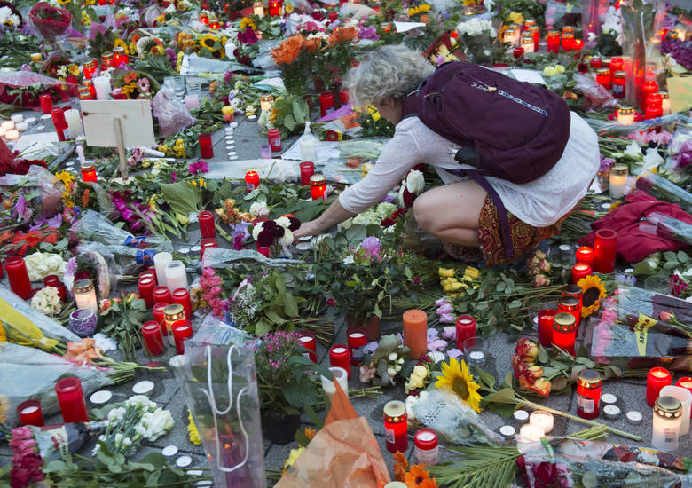 Monachium jest pogrążone w żałobie. Ludzie składają w miejscu strzelaniny kwiaty i zapalają znicze.