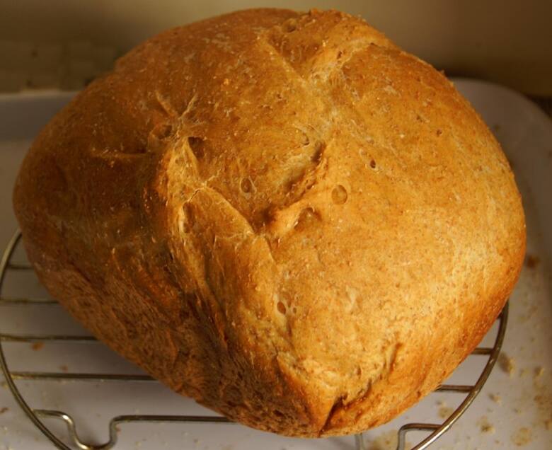 Taki domowy chleb można zrobić samemy w zaciszu swojej kuchni.