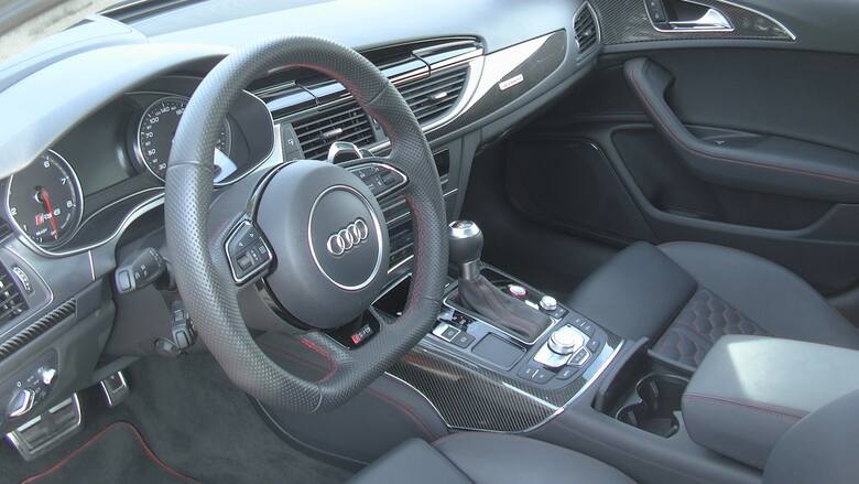 Audi RS6Standardowe wyposażenie obejmuje m.in. przednie i tylne światła LED-owe, system zmywania reflektorów, czy czujniki deszczu. Za dopłatą 8670 zł
