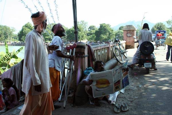 Podróz po Indiach<br /> Świete miasto Haridwar. Tu wody Gangesu wyplywają z gór na równiny.