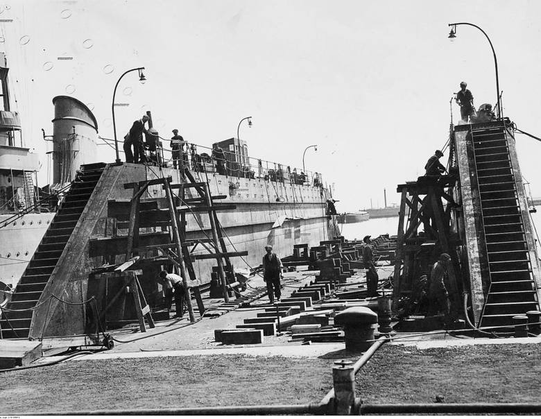 Budowa pływającego doku w Porcie Marynarki Wojennej w Gdyni. Rok 1938 