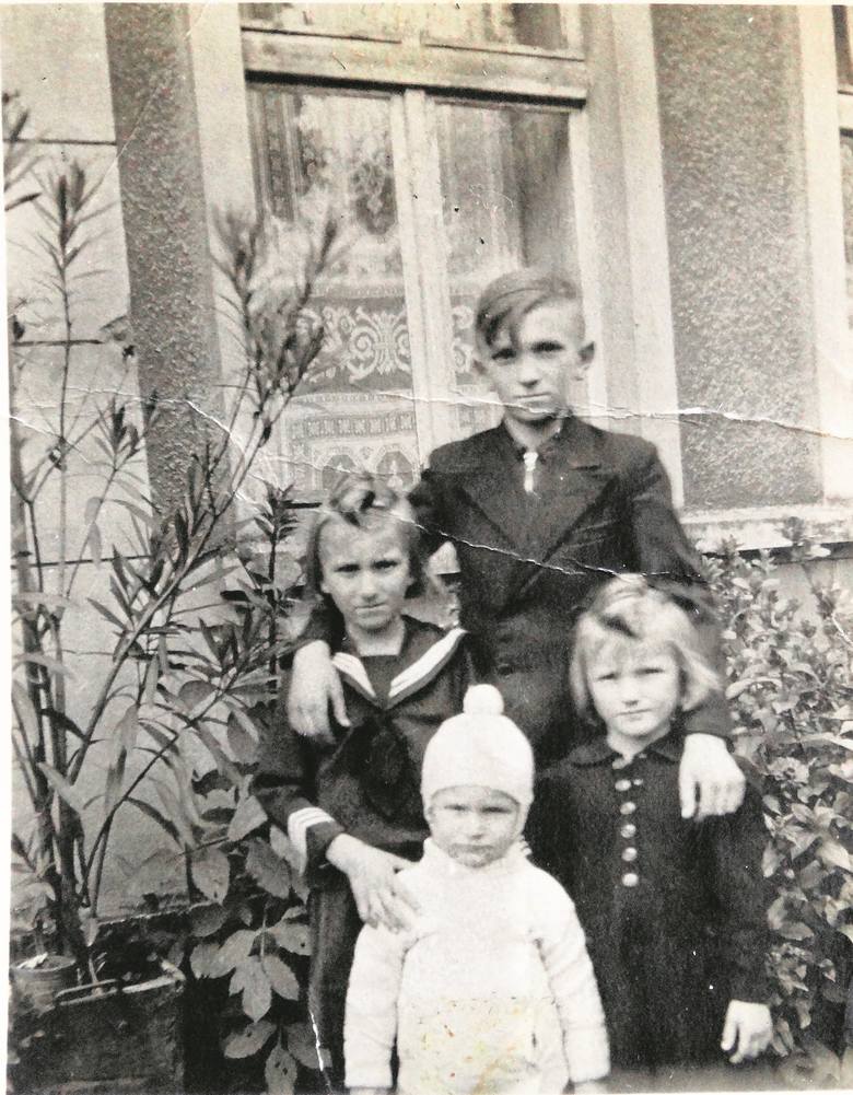 Mały Janek Bukowski ze starszym rodzeństwem - Adolfem, Ireną i Marią. Zdjęcie z 1942 r. zanim Janka zabrano do Potulic.<br /> 