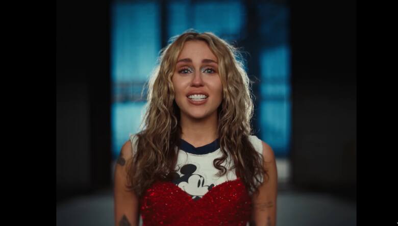 Miley Cyrus rozlicza się z przeszłością.