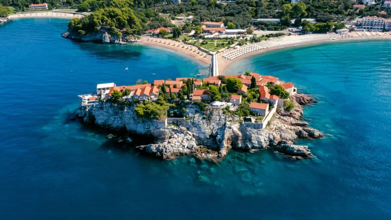 Malowniczy kurort i plaża w Czarnogórze